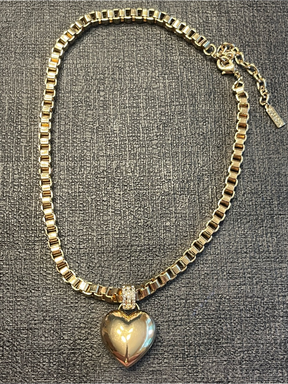Gold toe heart necklace